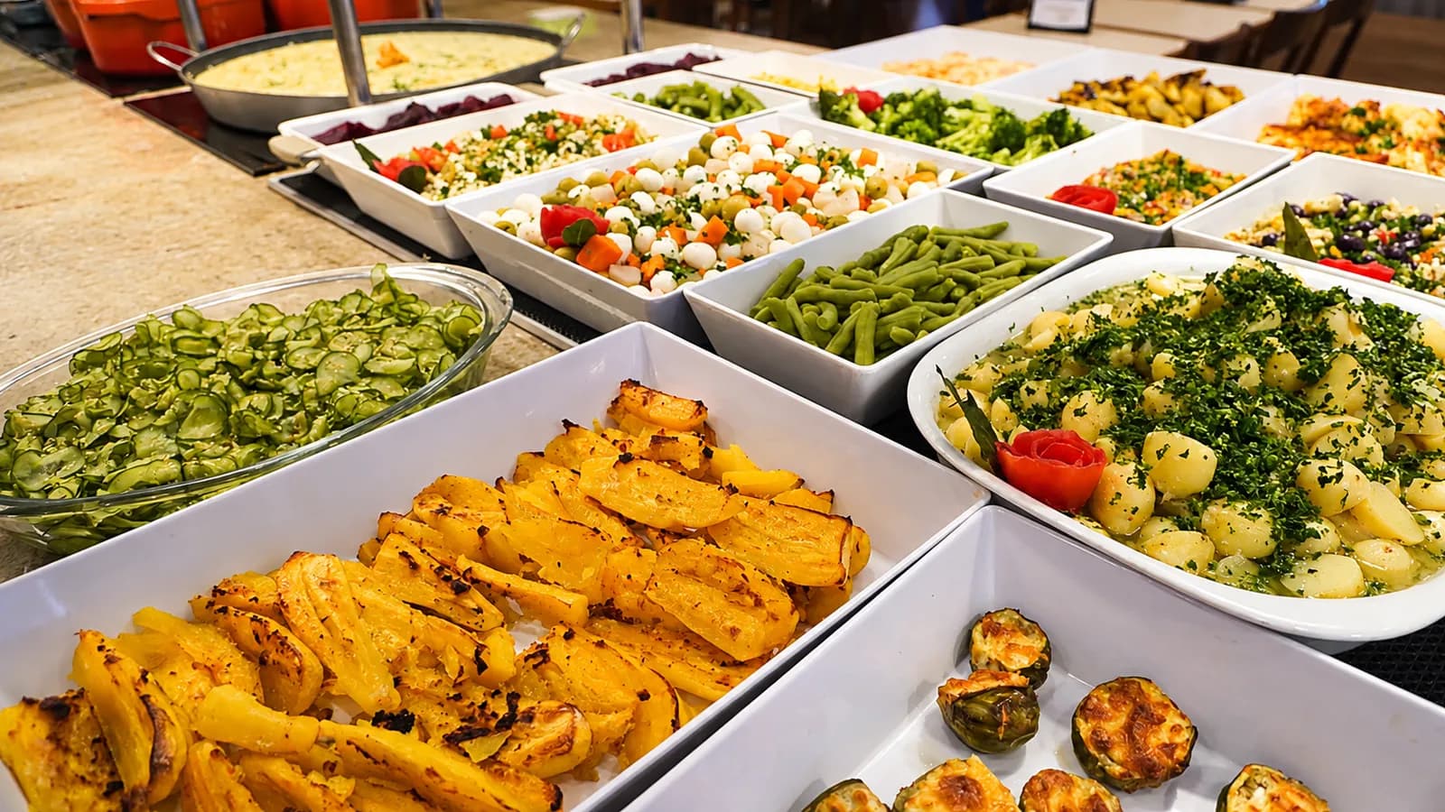 Travessas de saladas e legumes do buffet