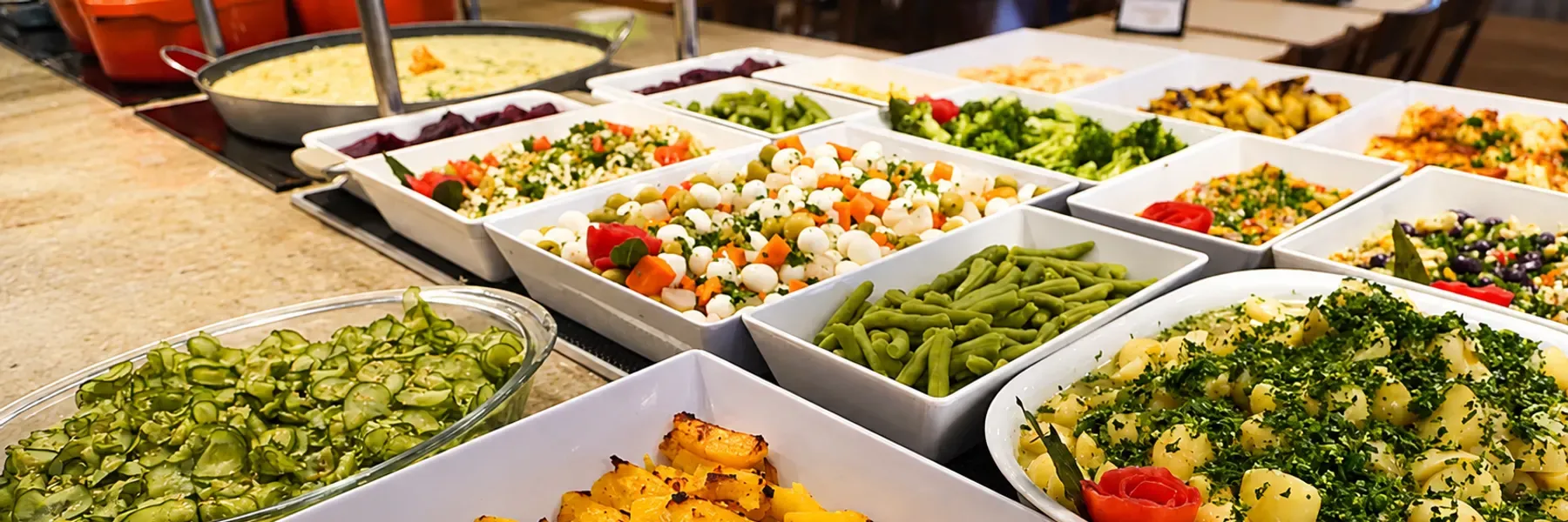 Travessas de saladas e legumes no buffet do Fogão de Ouro