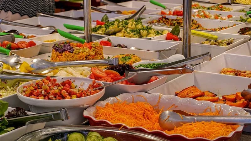 Buffet de saladas e pratos frios recém-montado no Fogão de Ouro