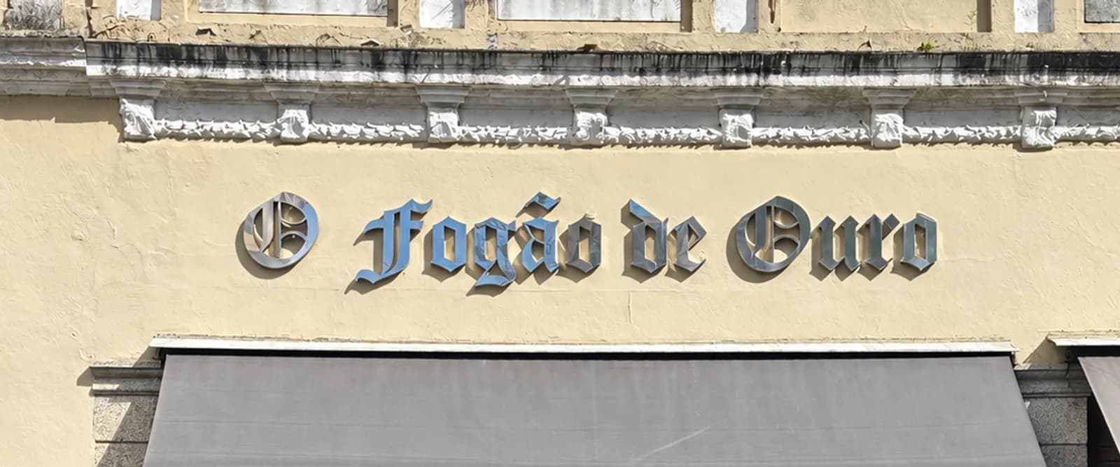Letreiro e entrada do Fogão de Ouro, na Rua Frei Gaspar, 46